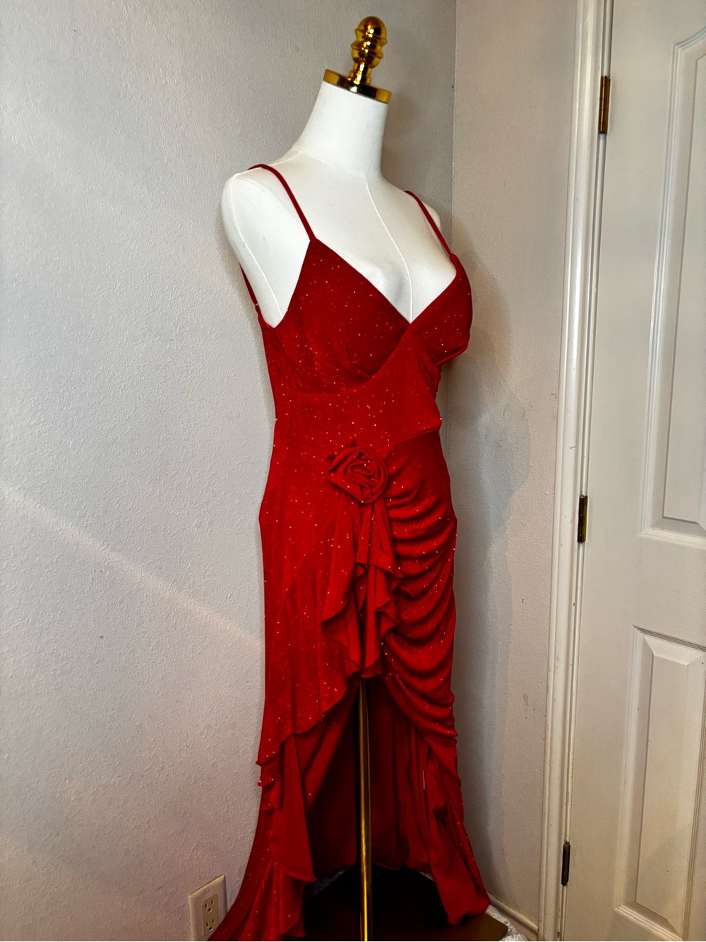 Elegant Red Spaghetti-Strap Evening Dress
